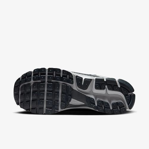 Кросівки Nike Men's Air Zoom Vomero 5 'Dark Smoke Grey Vachetta'| HV5982-001 HV5982-001 фото