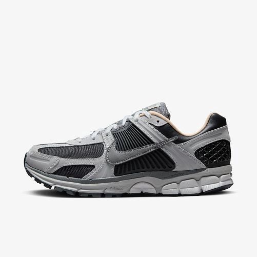 Кросівки Nike Men's Air Zoom Vomero 5 'Dark Smoke Grey Vachetta'| HV5982-001 HV5982-001 фото