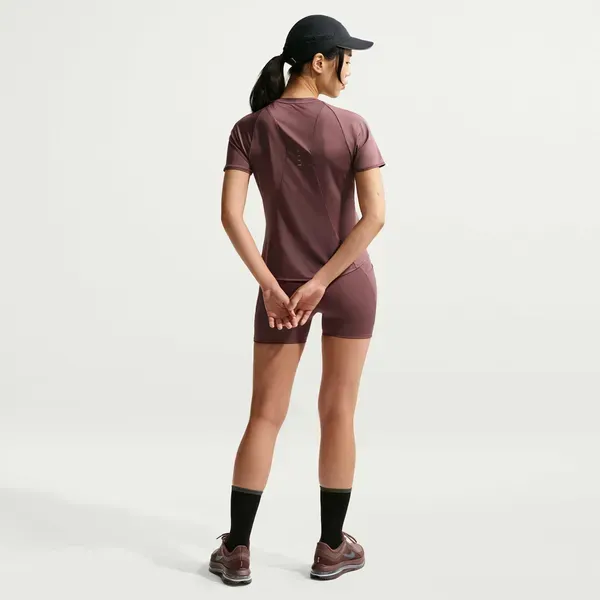 Жіноча футболка Nike Swift | HM9698-502 фото