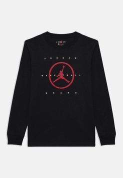 Підлітковий лонгслів Jordan Essential | 95D631-023 95D631-023 фото